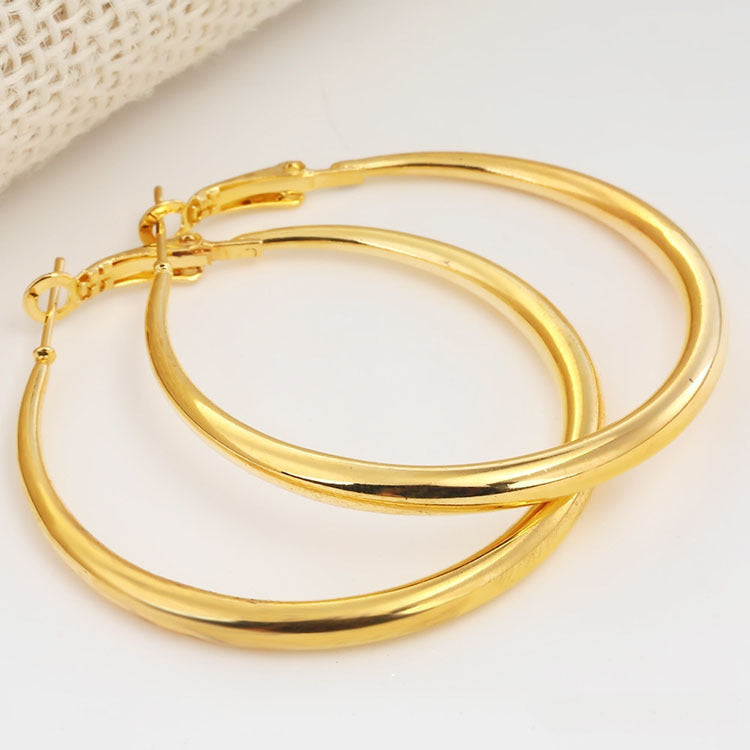 Classic Gold Earring with Timeless Appeal
