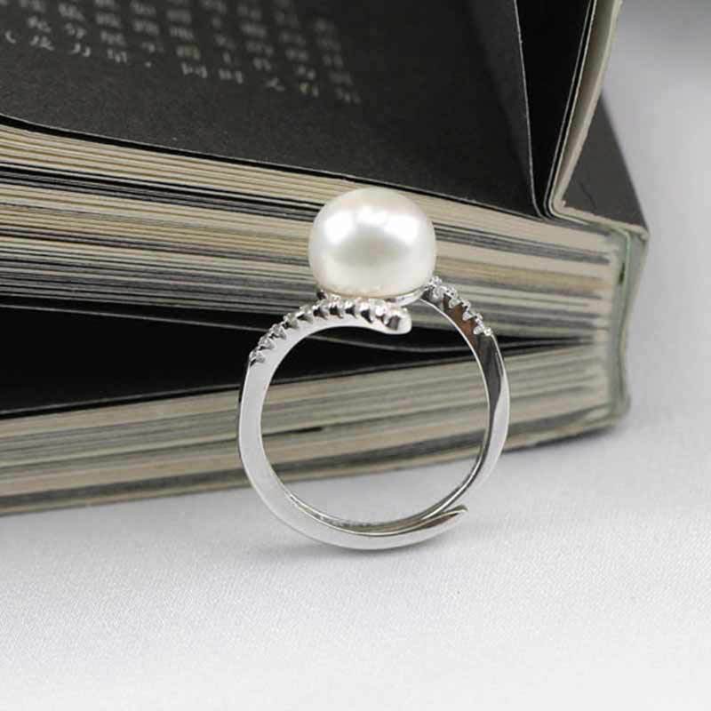 Classic Pearl Ring with Timeless Appeal