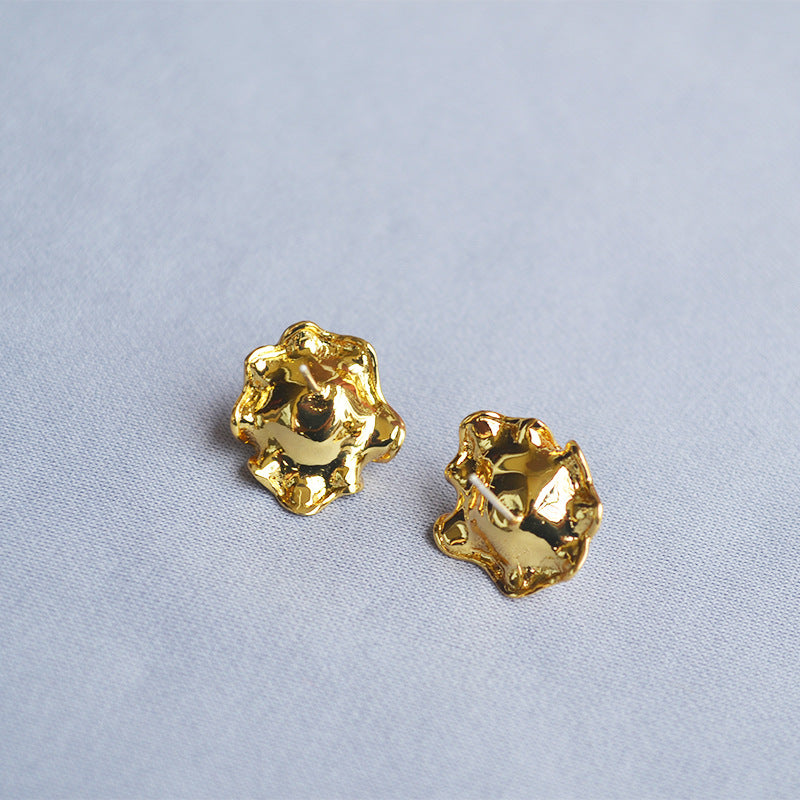 Classic Gold Earring with Timeless Appeal