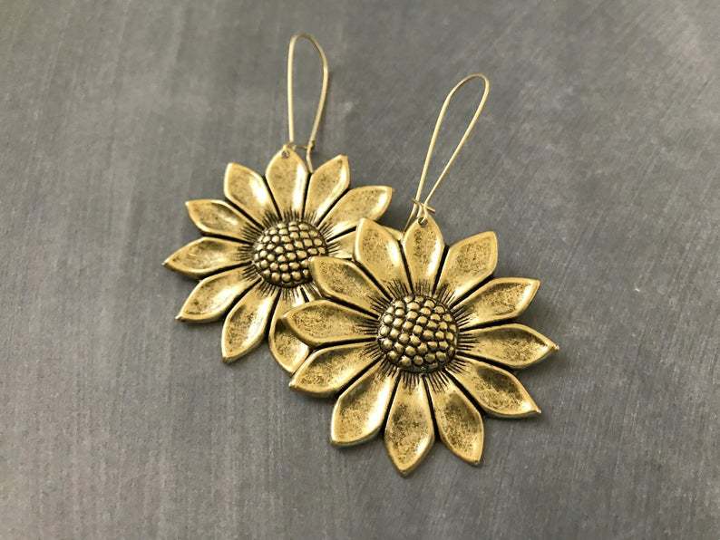 Charming Gold Earring for Any Occasion