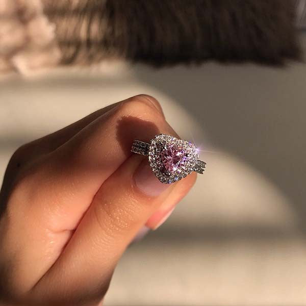 Classic Gold Ring with Timeless Appeal