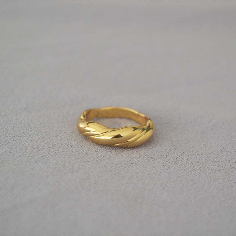 Classic Gold Ring with Timeless Appeal