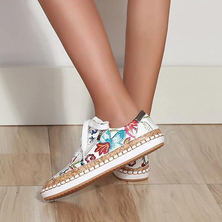JO | Simple sneakers with flowers