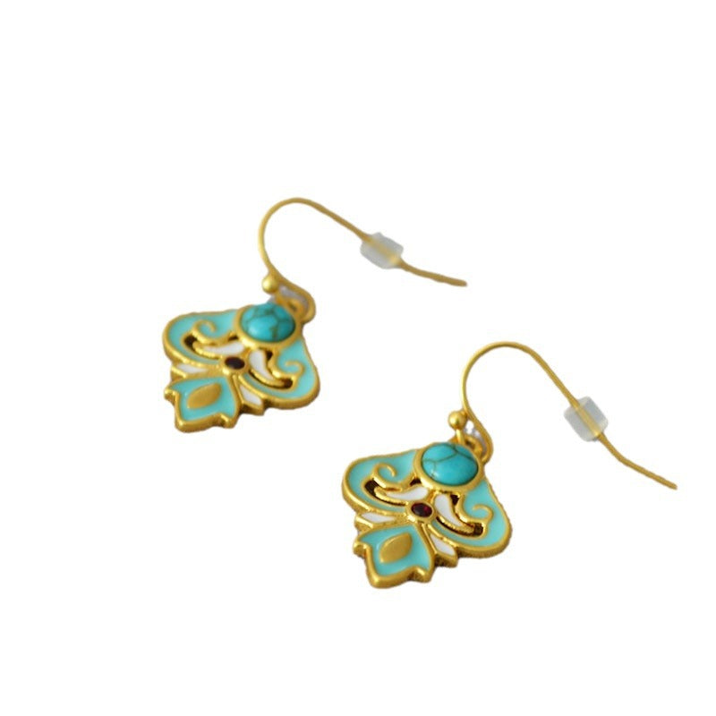 Classic Gold Earring with Timeless Appeal