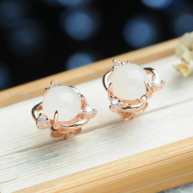 Charming Silver Earring for Any Occasion