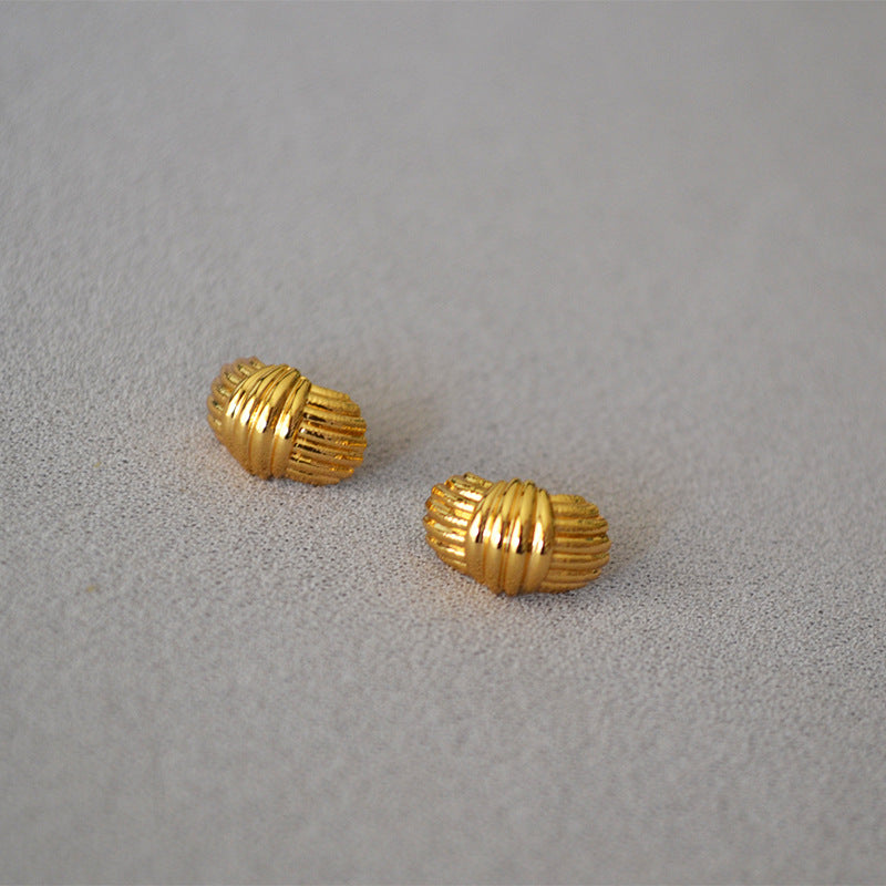 Romantic Gold Earring for Special Moments