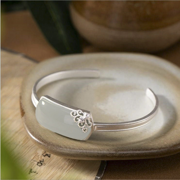 Romantic Gold Bracelet for Special Moments