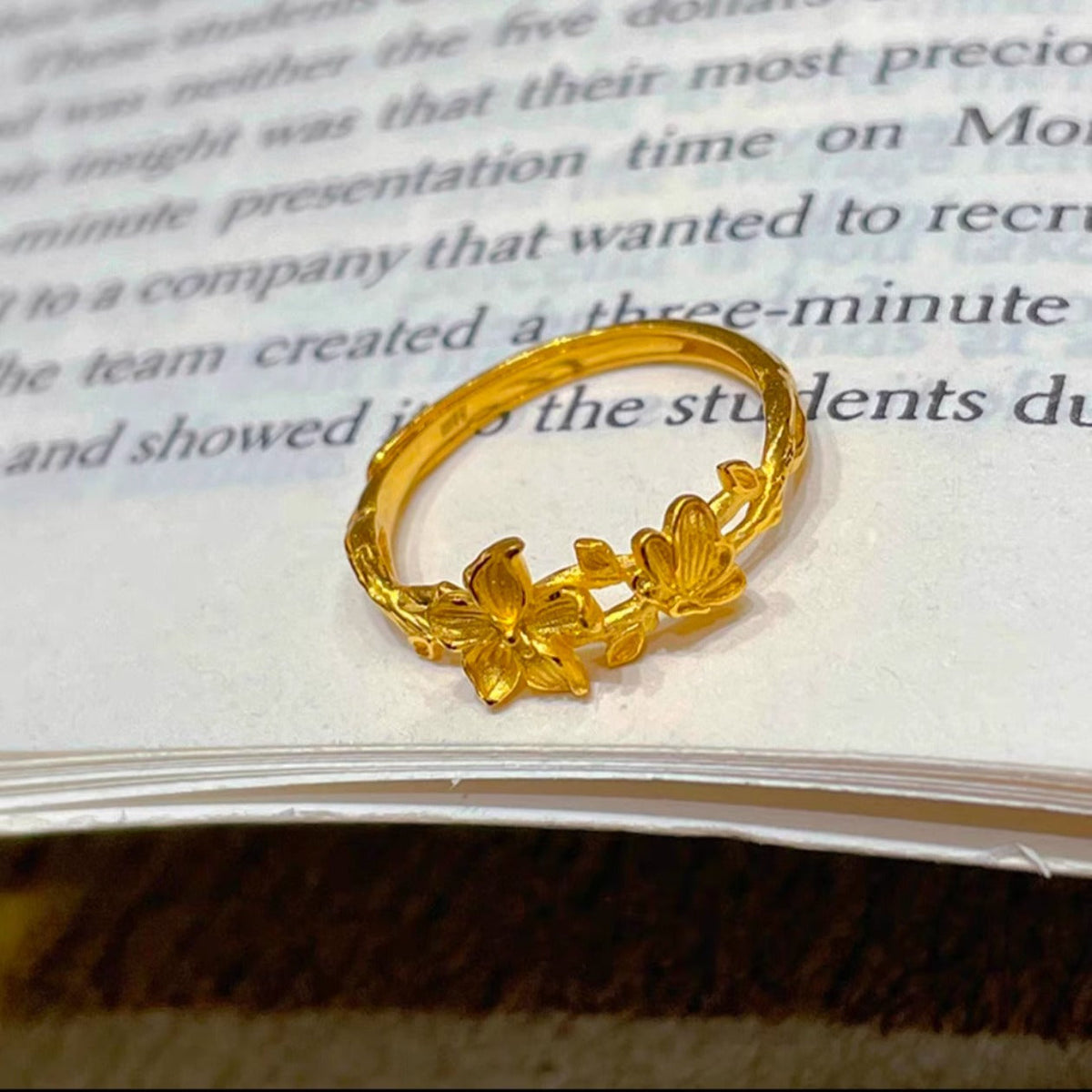 Classic Gold Ring with Timeless Appeal