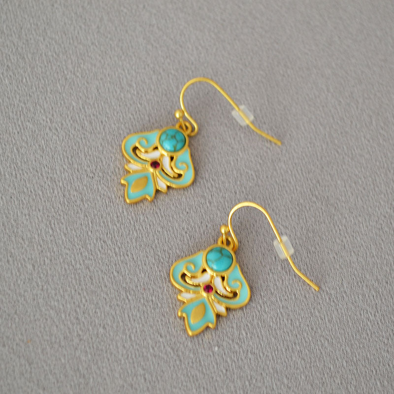 Classic Gold Earring with Timeless Appeal