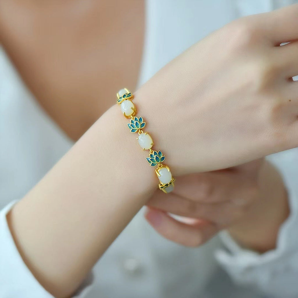 Classic Gold Bracelet with Timeless Appeal