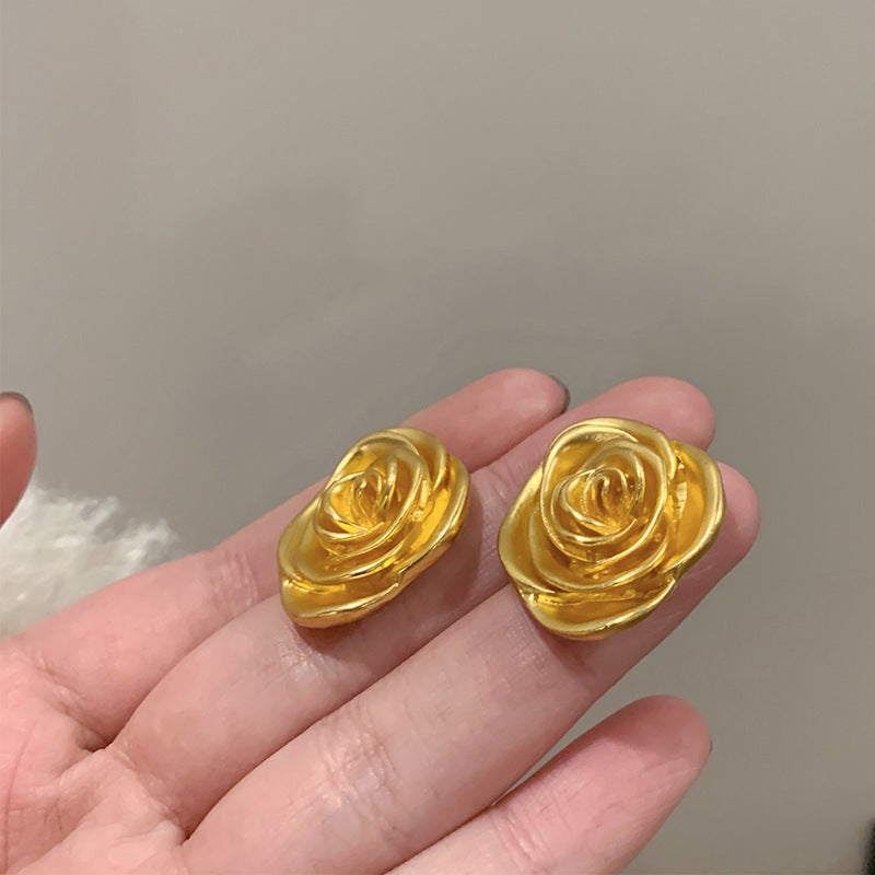 Charming Gold Earring for Any Occasion
