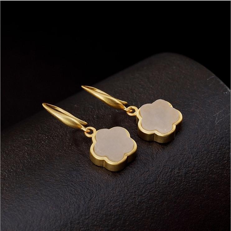 Classic Gold Earring with Timeless Appeal