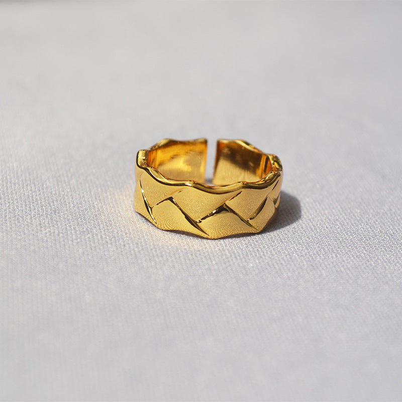 Classic Gold Ring with Timeless Appeal