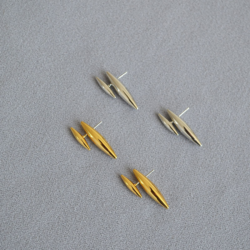 Classic Gold Earring with Timeless Appeal