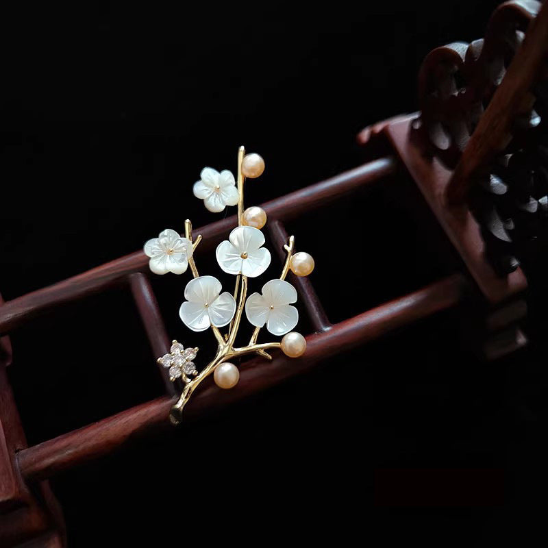 Charming Pearl Piece for Any Occasion