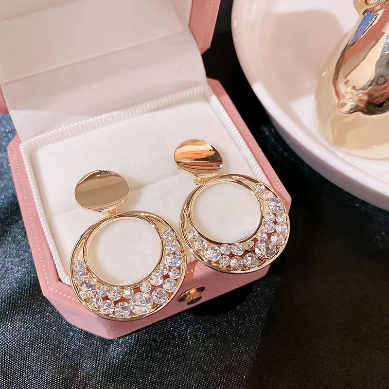 Charming Earring for Any Occasion