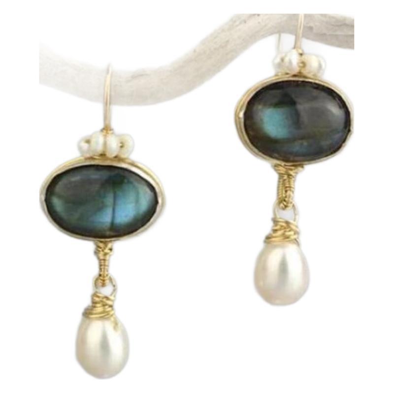 Classic Gold Earring with Timeless Appeal