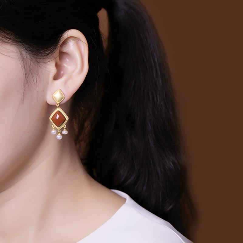Charming Gold Earring for Any Occasion