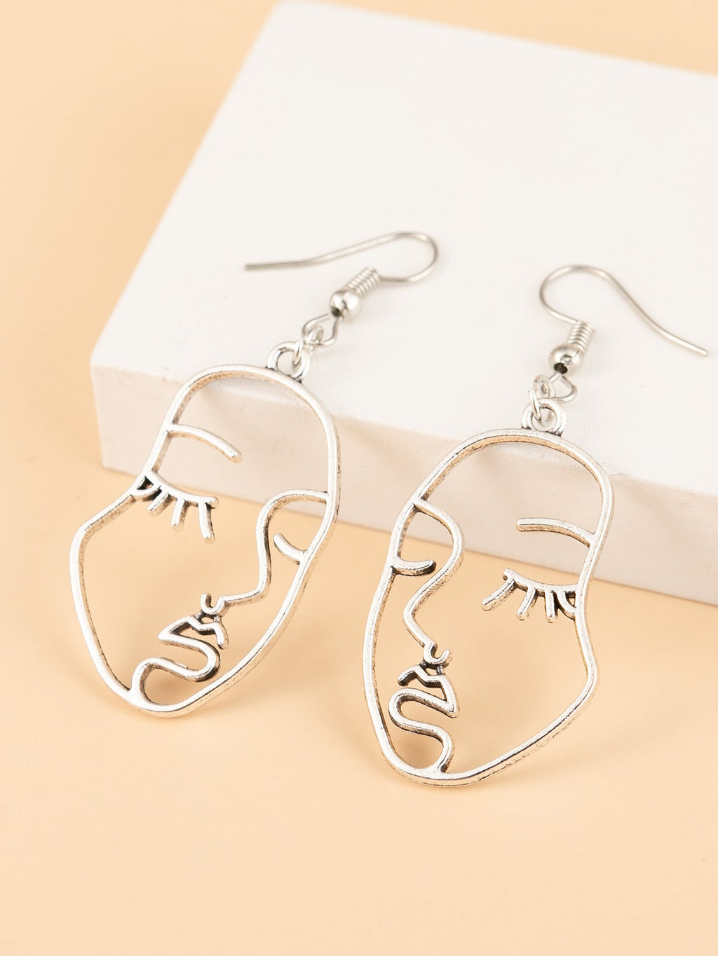 Charming Earring for Any Occasion
