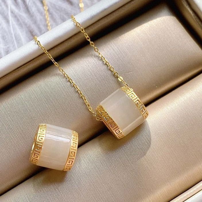 Charming Silver Necklace for Any Occasion