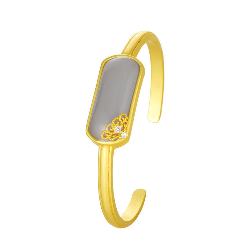 Romantic Gold Bracelet for Special Moments