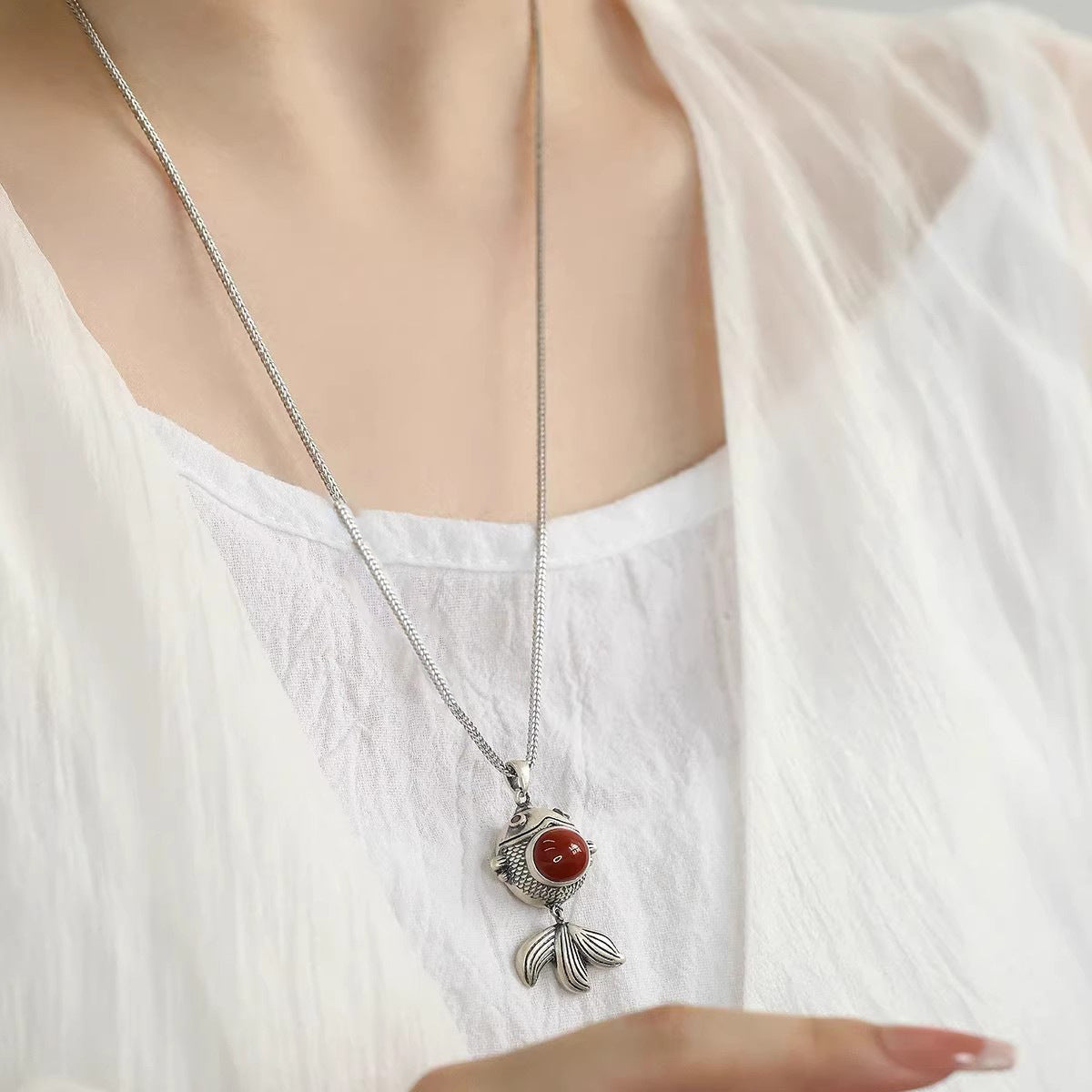 Romantic Silver Necklace for Special Moments