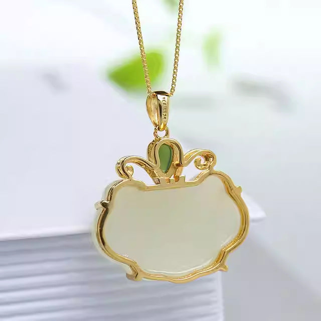 Classic Silver Necklace with Timeless Appeal