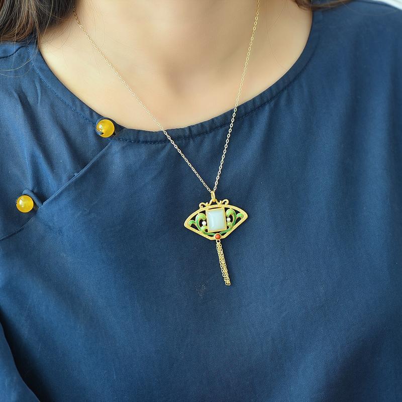 Romantic Silver Necklace for Special Moments