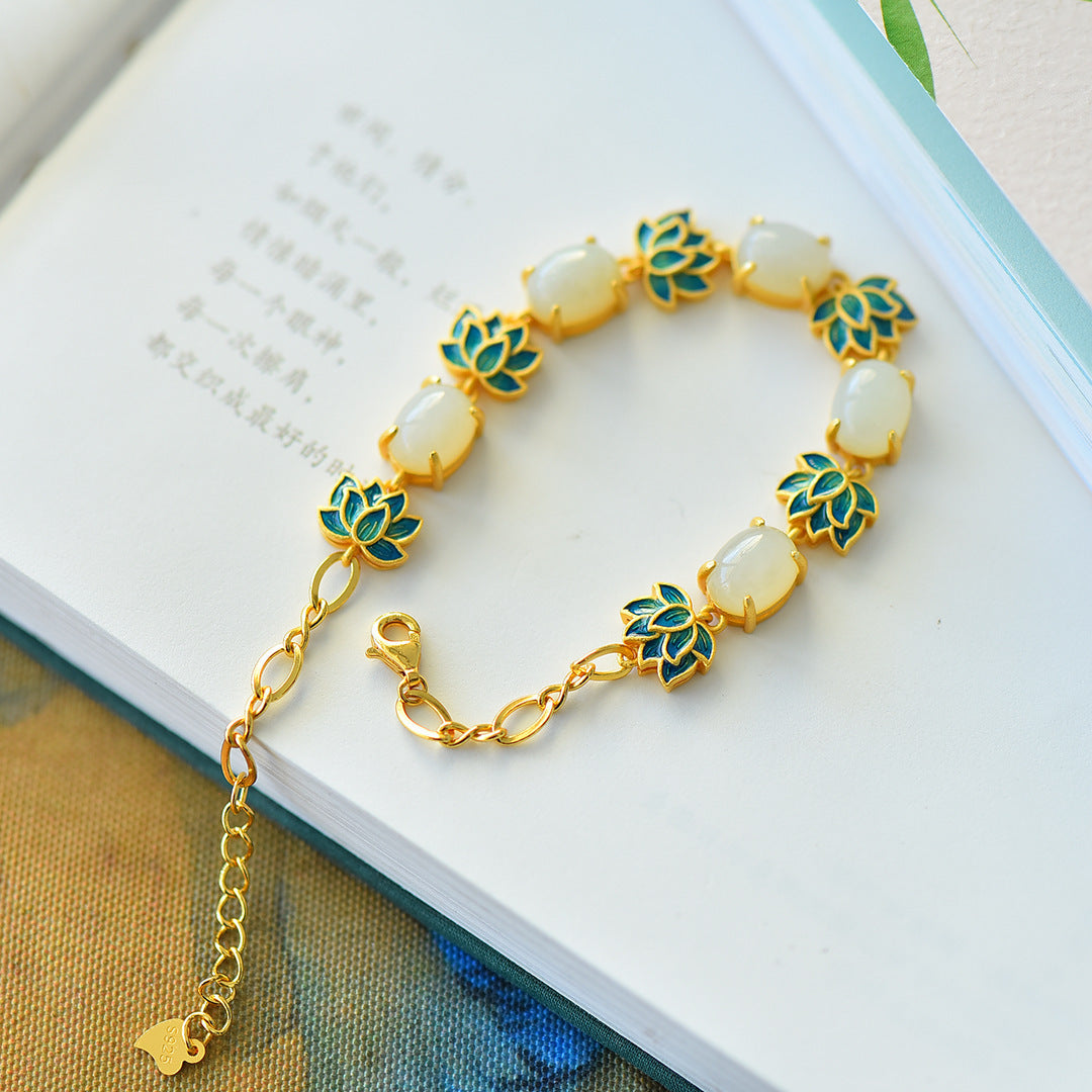 Classic Gold Bracelet with Timeless Appeal
