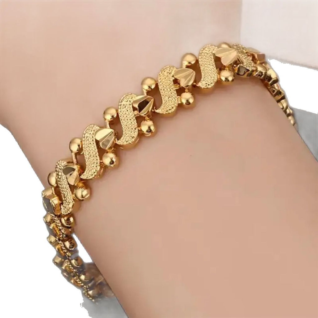 Classic Gold Bracelet with Timeless Appeal