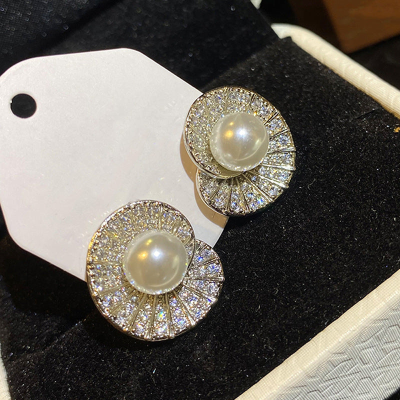 Classic Pearl Earring with Timeless Appeal