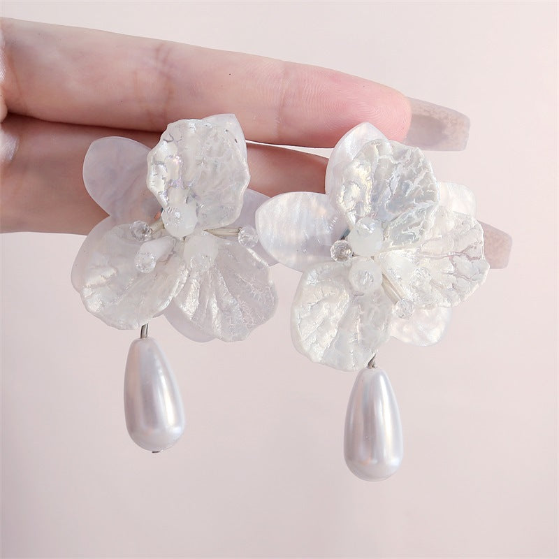 Classic Pearl Earring with Timeless Appeal