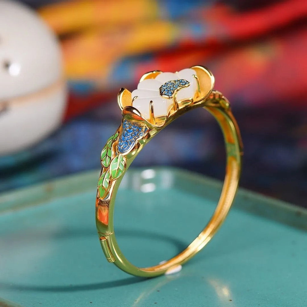Classic Gold Bracelet with Timeless Appeal