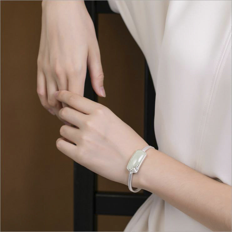 Romantic Gold Bracelet for Special Moments
