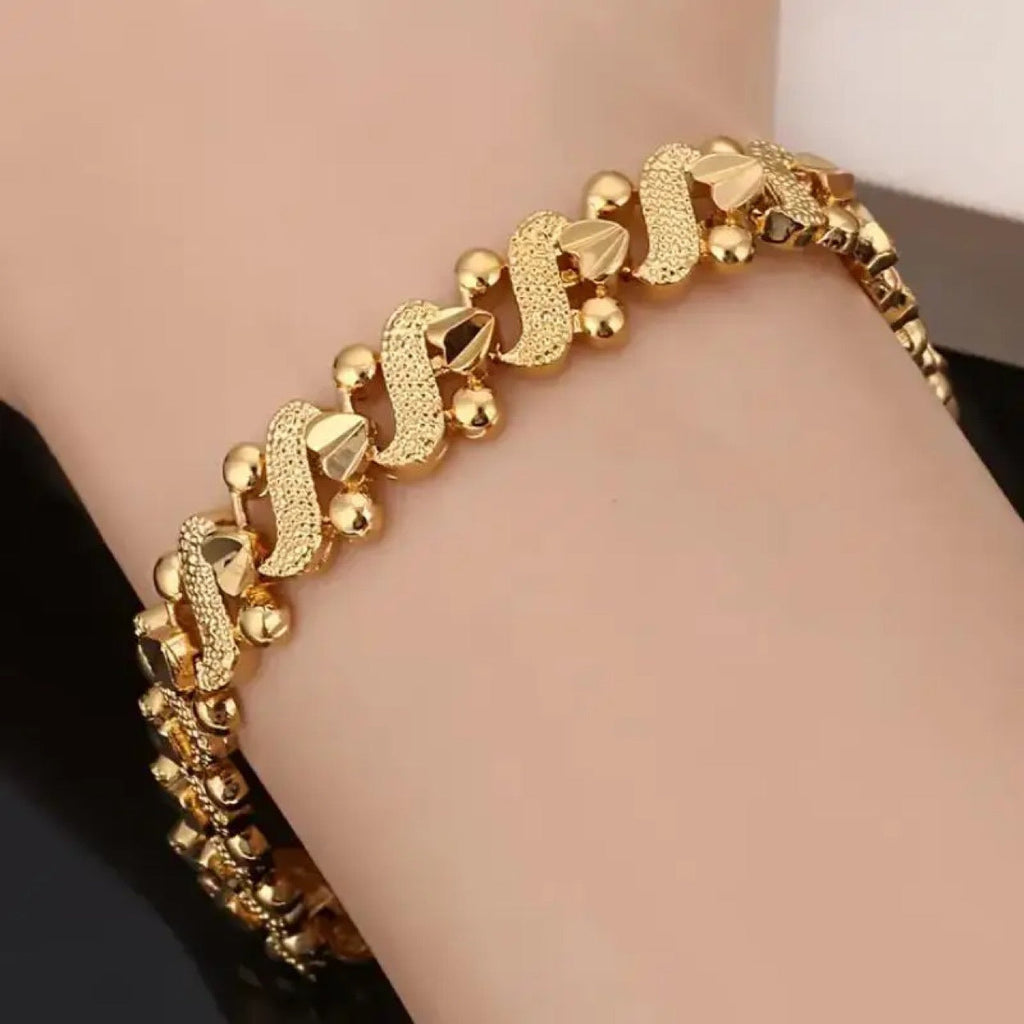 Classic Gold Bracelet with Timeless Appeal