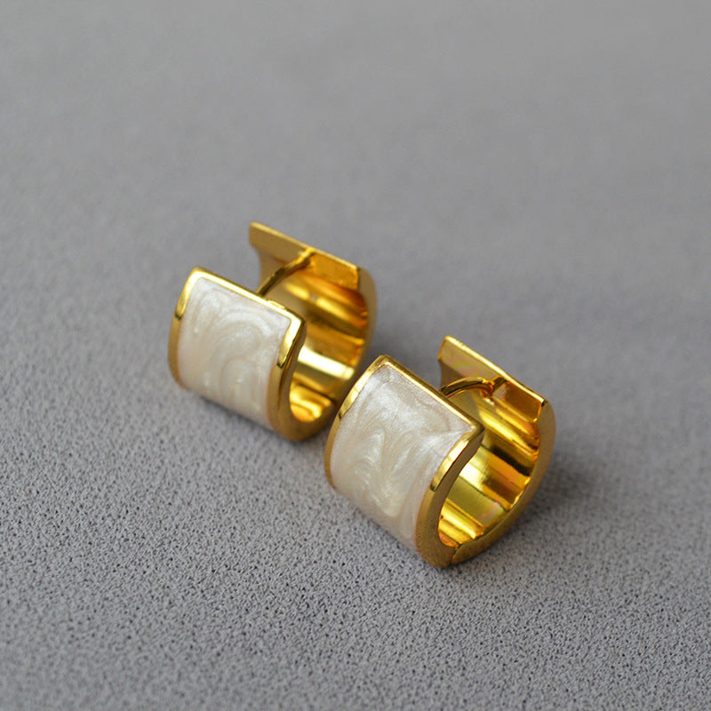 Classic Gold Earring with Timeless Appeal
