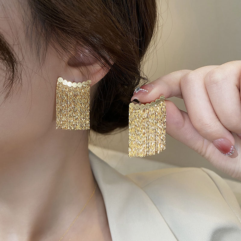 Classic Gold Earring with Timeless Appeal