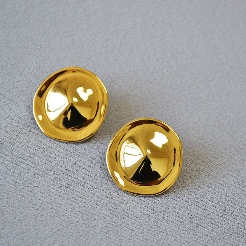 Classic Gold Earring with Timeless Appeal