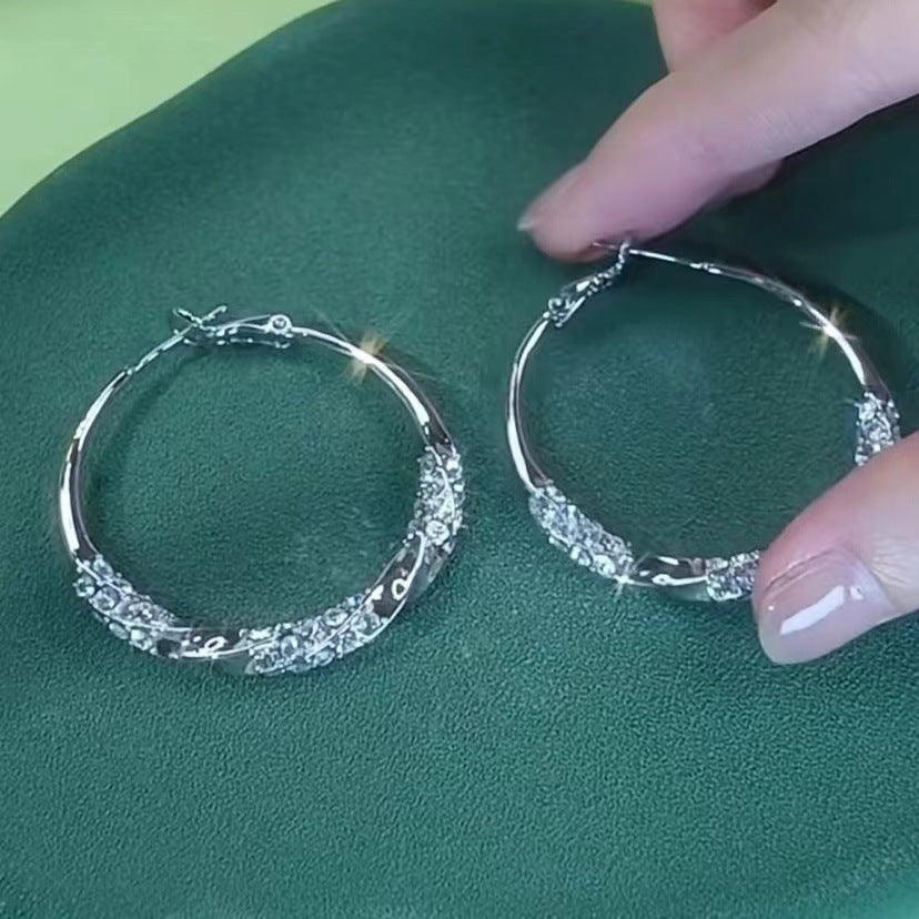 Charming Silver Earring for Any Occasion