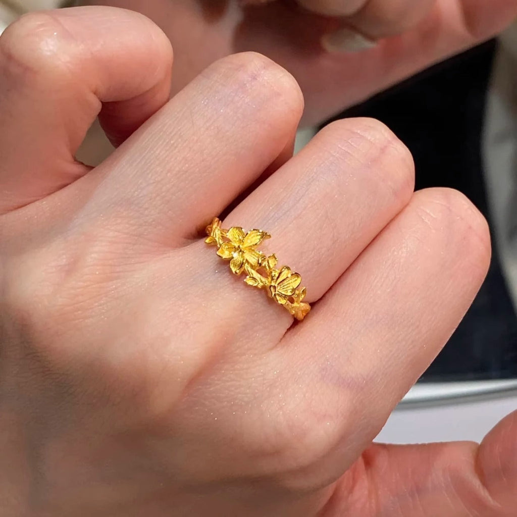 Classic Gold Ring with Timeless Appeal