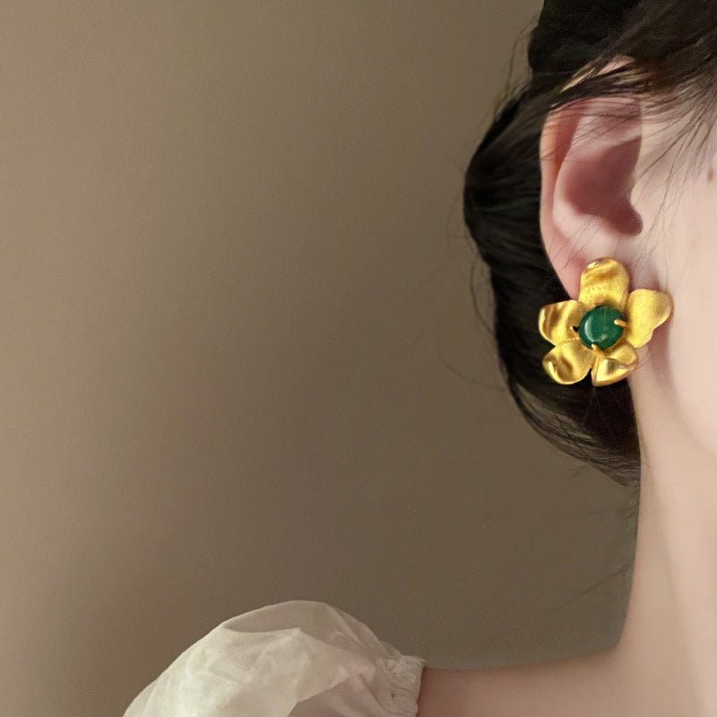 Charming Gold Earring for Any Occasion