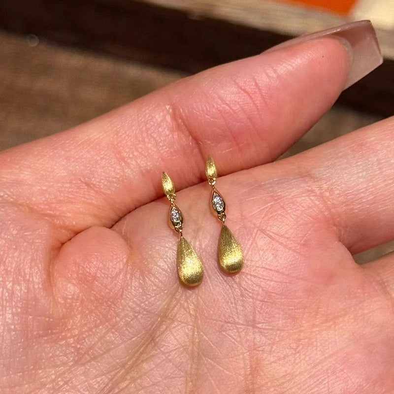 Classic Gold Earring with Timeless Appeal