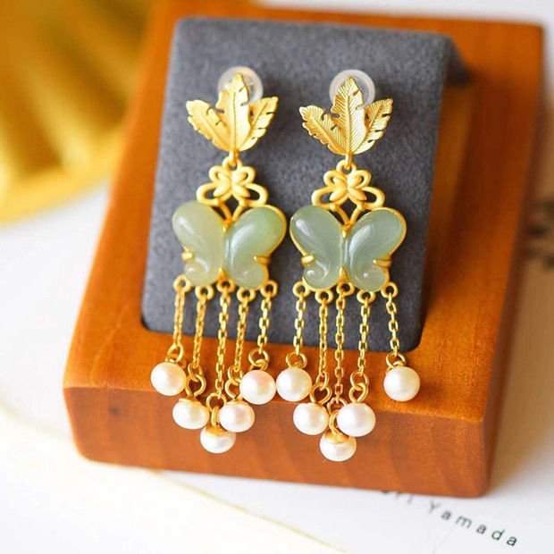 Charming Silver Earring for Any Occasion