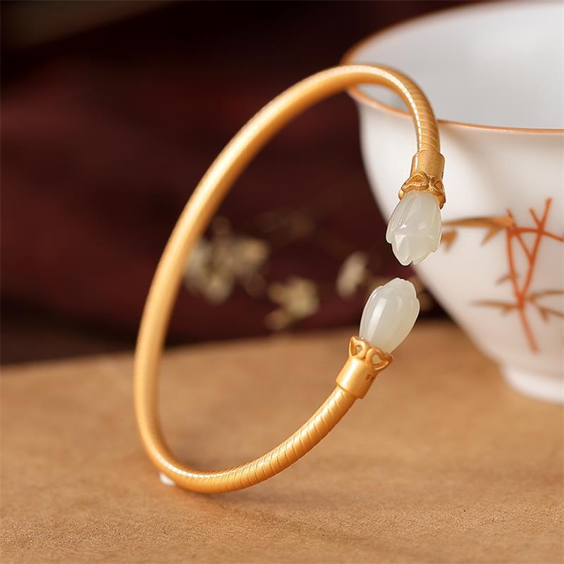 Romantic Gold Bracelet for Special Moments