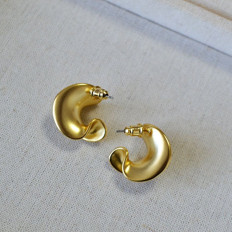 Romantic Gold Earring for Special Moments