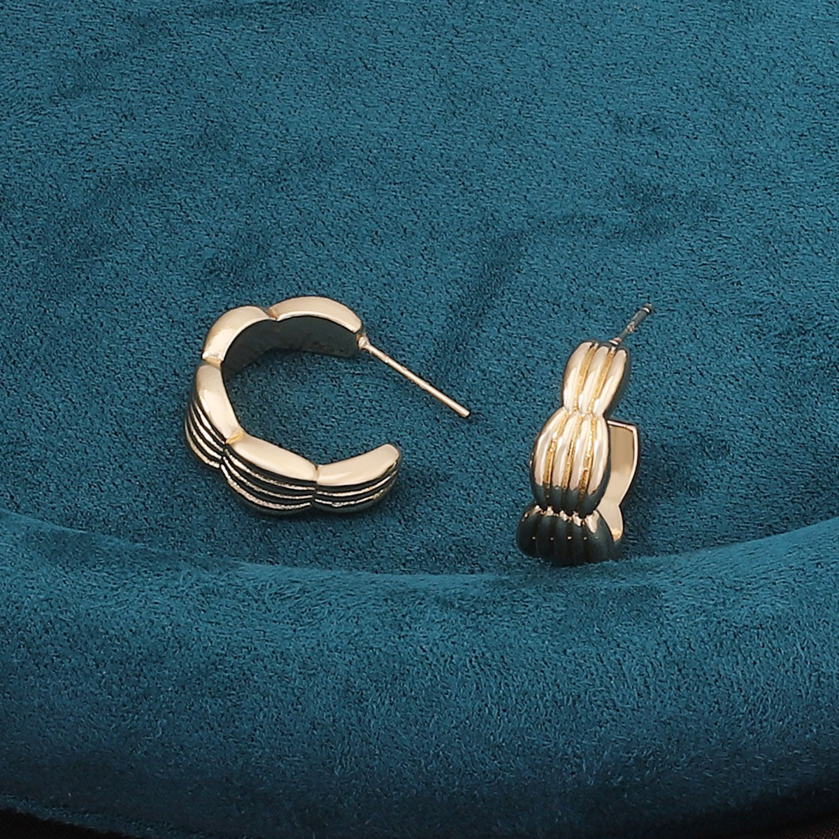 Charming Gold Earring for Any Occasion