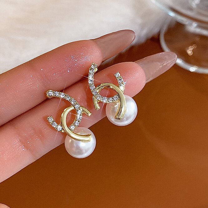 Romantic Pearl Earring for Special Moments