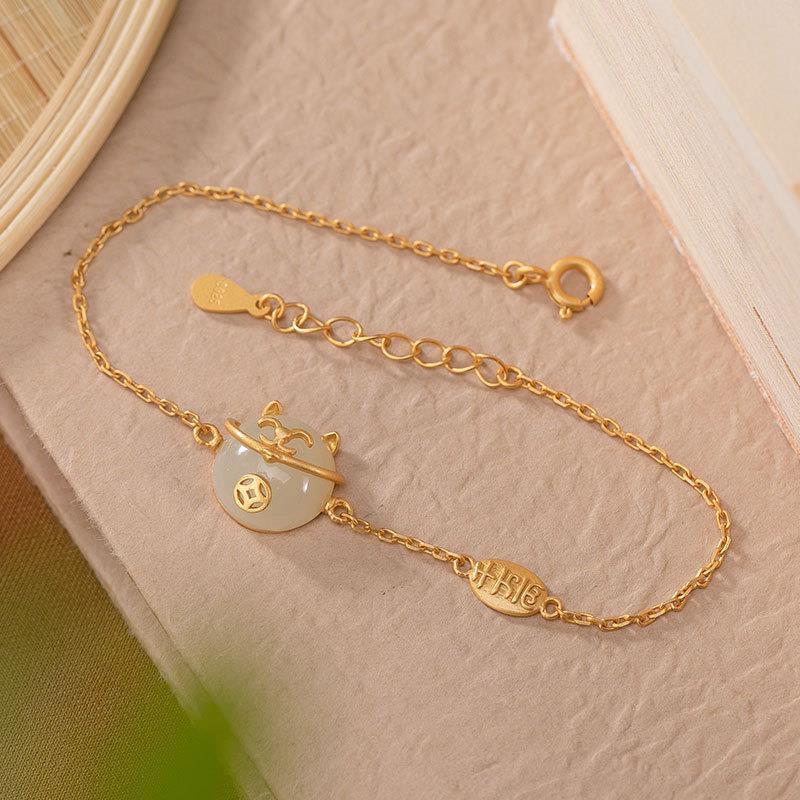 Classic Gold Bracelet with Timeless Appeal