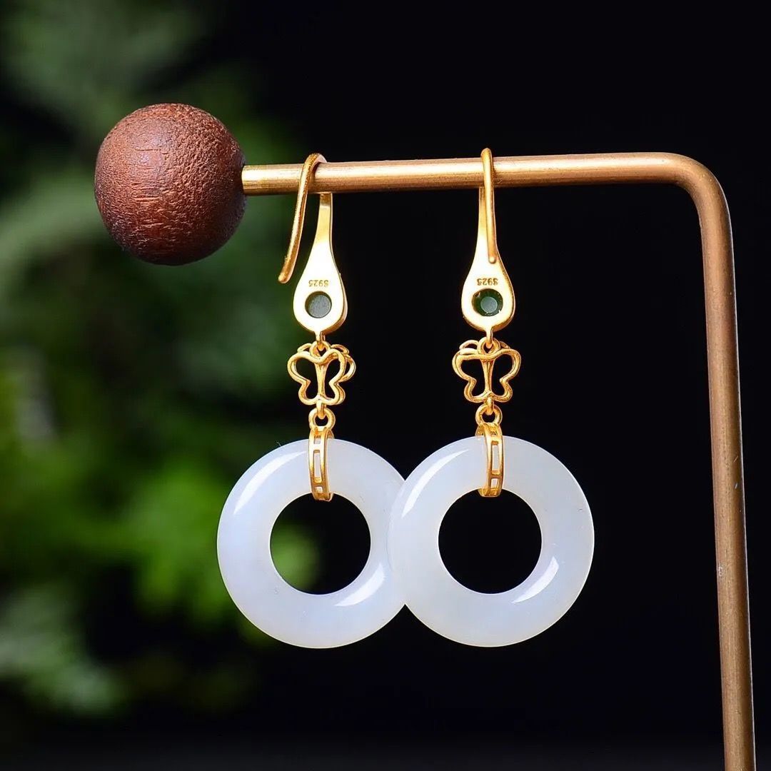 Charming Gold Earring for Any Occasion