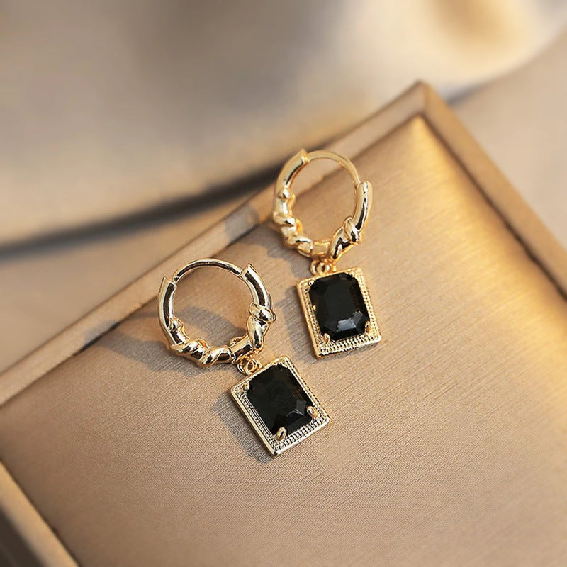 Charming Earring for Any Occasion